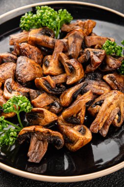 Mantarlar kızartılmış şampiyonlar sebzeler taze gurme yemek arkaplanı masanın üstünde rustik yiyecekler fotokopi uzay yiyecekleri