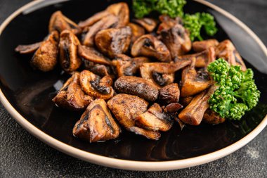 Mantarlar kızartılmış şampiyonlar sebzeler taze gurme yemek arkaplanı masanın üstünde rustik yiyecekler fotokopi uzay yiyecekleri