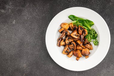 Mantarlar kızartılmış şampiyonlar sebzeler taze gurme yemek arkaplanı masanın üstünde rustik yiyecekler fotokopi uzay yiyecekleri