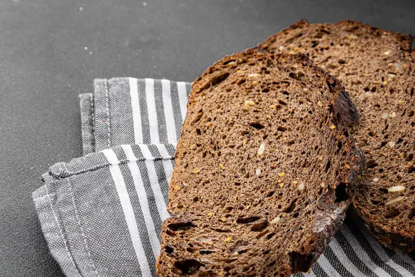 Siyah ekmek, tahıl gevreği, fırın ürünleri, taze gurme yemek arka planı, masa rustik gıdalar, fotokopi alanı.