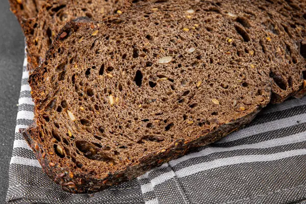 Siyah ekmek, tahıl gevreği, fırın ürünleri, taze gurme yemek arka planı, masa rustik gıdalar, fotokopi alanı.