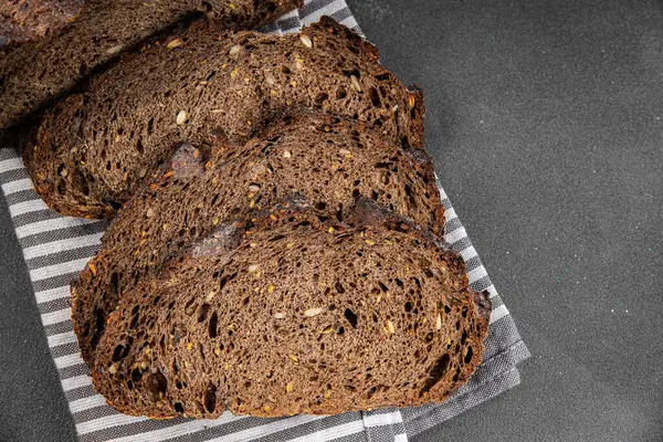 Siyah ekmek, tahıl gevreği, fırın ürünleri, taze gurme yemek arka planı, masa rustik gıdalar, fotokopi alanı.