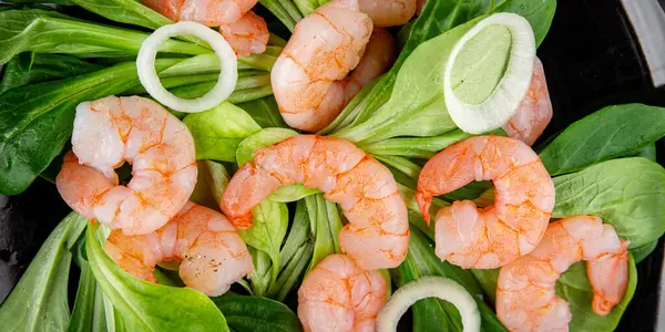 Karides salatası deniz ürünleri sebzeleri taze gurme yemek masa rustik gıda üst görünüm fotokopi alanı keto ve paleo diyet vejetaryen diyeti