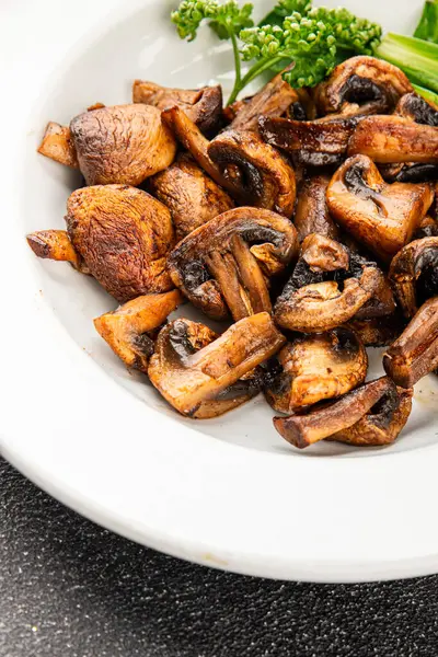 Mantarlar kızartılmış şampiyonlar sebzeler taze gurme yemek arkaplanı masanın üstünde rustik yiyecekler fotokopi uzay yiyecekleri