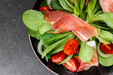 Jambon salatası jamon et sebzeler taze gurme yemek arkaplan masa rustik gıda üst görünüm fotokopi alanı