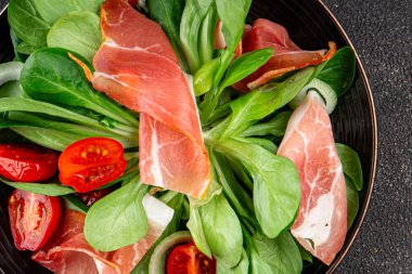 Jambon salatası jamon et sebzeler taze gurme yemek arkaplan masa rustik gıda üst görünüm fotokopi alanı