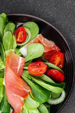 Jambon salatası jamon et sebzeler taze gurme yemek arkaplan masa rustik gıda üst görünüm fotokopi alanı
