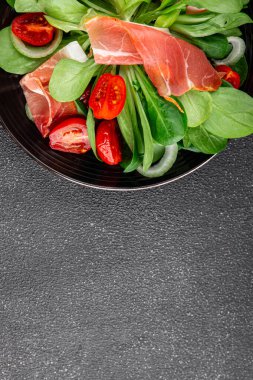 Jambon salatası jamon et sebzeler taze gurme yemek arkaplan masa rustik gıda üst görünüm fotokopi alanı