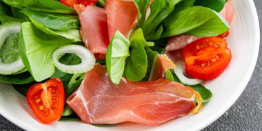Jambon salatası jamon et sebzeler taze gurme yemek arkaplan masa rustik gıda üst görünüm fotokopi alanı