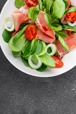 Jambon salatası jamon et sebzeler taze gurme yemek arkaplan masa rustik gıda üst görünüm fotokopi alanı