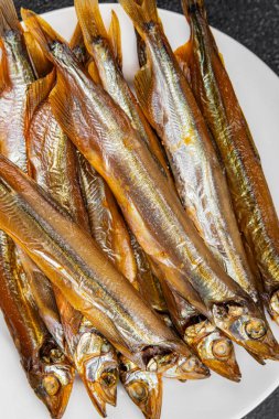 Tütsülenmiş kapelinli balık sprat sebzesi taze lezzetli gurme yemek arka planı masa rustik gıda üst görünümü fotokopi alanı pesseeter diyet