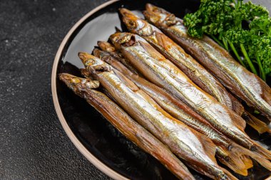 Tütsülenmiş kapelinli balık sprat sebzesi taze lezzetli gurme yemek arka planı masa rustik gıda üst görünümü fotokopi alanı pesseeter diyet