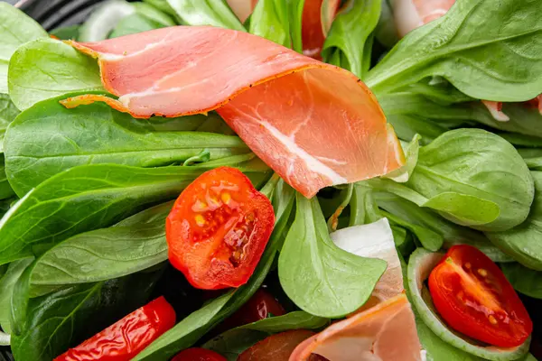 Jambon salatası jamon et sebzeler taze gurme yemek arkaplan masa rustik gıda üst görünüm fotokopi alanı