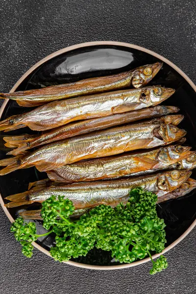 Tütsülenmiş kapelinli balık sprat sebzesi taze lezzetli gurme yemek arka planı masa rustik gıda üst görünümü fotokopi alanı pesseeter diyet
