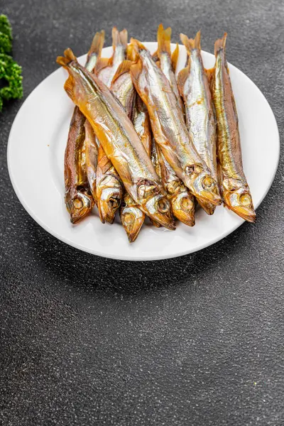 Tütsülenmiş kapelinli balık sprat sebzesi taze lezzetli gurme yemek arka planı masa rustik gıda üst görünümü fotokopi alanı pesseeter diyet