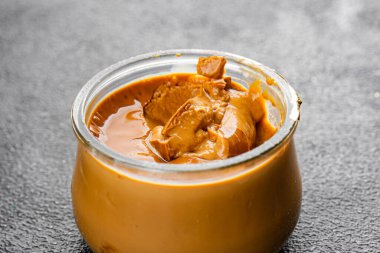 Kahve tatlısı krema tatlı yemek lezzetli gurme yemek arka planı masa rustik yemek üst görünüm fotokopi alanı