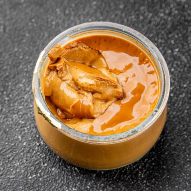 Kahve tatlısı krema tatlı yemek lezzetli gurme yemek arka planı masa rustik yemek üst görünüm fotokopi alanı