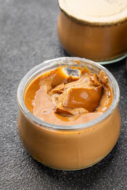 Kahve tatlısı krema tatlı yemek lezzetli gurme yemek arka planı masa rustik yemek üst görünüm fotokopi alanı