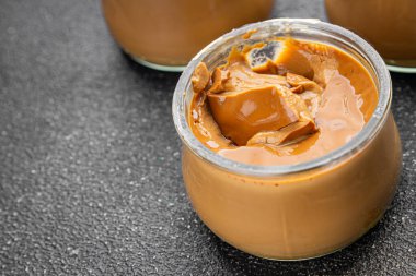 Kahve tatlısı krema tatlı yemek lezzetli gurme yemek arka planı masa rustik yemek üst görünüm fotokopi alanı