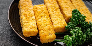 Balik, deniz ürünleri tabagindaki taze gurme yiyecegi masalarin üstünde gorunuyor fotokopi alanı keto ve paleo pesetarya diyeti