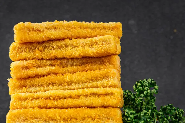 Balik, deniz ürünleri tabagindaki taze gurme yiyecegi masalarin üstünde gorunuyor fotokopi alanı keto ve paleo pesetarya diyeti