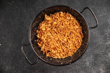 Kızarmış soğan çıtır soğan aperatif sebzeler taze lezzetli gurme yemek arkaplanı masa rustik yemek üst görünümü fotokopi alanı vejetaryen ve vejetaryen yemekleri