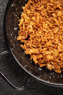 Kızarmış soğan çıtır soğan aperatif sebzeler taze lezzetli gurme yemek arkaplanı masa rustik yemek üst görünümü fotokopi alanı vejetaryen ve vejetaryen yemekleri