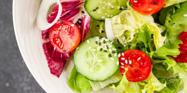 Sebze salatası, domates, salatalık, marul, yeşil yaprak marul, soğan iştah açıcı sebze, taze gurme yemek arka plan kırsal yemek fotokopi alanı keto ve paleo diyeti vejetaryen yemeği.