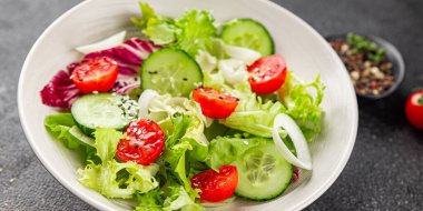 Sebze salatası, domates, salatalık, marul, yeşil yaprak marul, soğan iştah açıcı sebze, taze gurme yemek arka plan kırsal yemek fotokopi alanı keto ve paleo diyeti vejetaryen yemeği.