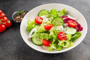 Sebze salatası, domates, salatalık, marul, yeşil yaprak marul, soğan iştah açıcı sebze, taze gurme yemek arka plan kırsal yemek fotokopi alanı keto ve paleo diyeti vejetaryen yemeği.