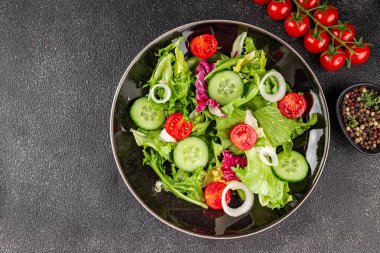 Sebze salatası, domates, salatalık, marul, yeşil yaprak marul, soğan iştah açıcı sebze, taze gurme yemek arka plan kırsal yemek fotokopi alanı keto ve paleo diyeti vejetaryen yemeği.