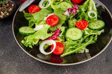 Sebze salatası, domates, salatalık, marul, yeşil yaprak marul, soğan iştah açıcı sebze, taze gurme yemek arka plan kırsal yemek fotokopi alanı keto ve paleo diyeti vejetaryen yemeği.