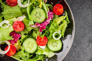 Sebze salatası, domates, salatalık, marul, yeşil yaprak marul, soğan iştah açıcı sebze, taze gurme yemek arka plan kırsal yemek fotokopi alanı keto ve paleo diyeti vejetaryen yemeği.