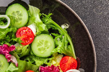 Sebze salatası, domates, salatalık, marul, yeşil yaprak marul, soğan iştah açıcı sebze, taze gurme yemek arka plan kırsal yemek fotokopi alanı keto ve paleo diyeti vejetaryen yemeği.