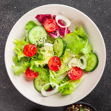 Sebze salatası, domates, salatalık, marul, yeşil yaprak marul, soğan iştah açıcı sebze, taze gurme yemek arka plan kırsal yemek fotokopi alanı keto ve paleo diyeti vejetaryen yemeği.