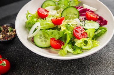Sebze salatası, domates, salatalık, marul, yeşil yaprak marul, soğan iştah açıcı sebze, taze gurme yemek arka plan kırsal yemek fotokopi alanı keto ve paleo diyeti vejetaryen yemeği.