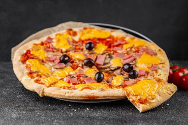 Pizza jambonu, mantar, zeytin, peynir aperatif sebze taze lezzetli gurme yemek arkaplanı masa rustik gıda üst görünümü fotokopi alanı