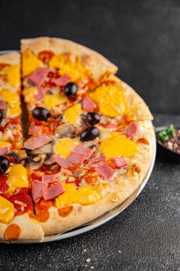 Pizza jambonu, mantar, zeytin, peynir aperatif sebze taze lezzetli gurme yemek arkaplanı masa rustik gıda üst görünümü fotokopi alanı