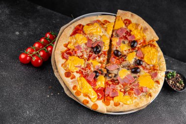 Pizza jambonu, mantar, zeytin, peynir aperatif sebze taze lezzetli gurme yemek arkaplanı masa rustik gıda üst görünümü fotokopi alanı