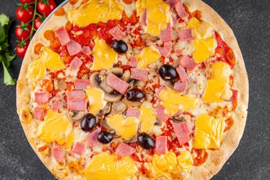 Pizza jambonu, mantar, zeytin, peynir aperatif sebze taze lezzetli gurme yemek arkaplanı masa rustik gıda üst görünümü fotokopi alanı