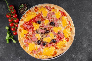 Pizza jambonu, mantar, zeytin, peynir aperatif sebze taze lezzetli gurme yemek arkaplanı masa rustik gıda üst görünümü fotokopi alanı