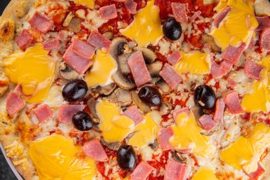 Pizza jambonu, mantar, zeytin, peynir aperatif sebze taze lezzetli gurme yemek arkaplanı masa rustik gıda üst görünümü fotokopi alanı