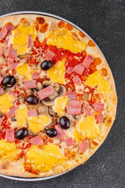 Pizza jambonu, mantar, zeytin, peynir aperatif sebze taze lezzetli gurme yemek arkaplanı masa rustik gıda üst görünümü fotokopi alanı