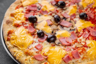 Pizza jambonu, mantar, zeytin, peynir aperatif sebze taze lezzetli gurme yemek arkaplanı masa rustik gıda üst görünümü fotokopi alanı