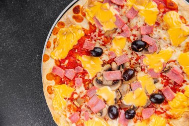 Pizza jambonu, mantar, zeytin, peynir aperatif sebze taze lezzetli gurme yemek arkaplanı masa rustik gıda üst görünümü fotokopi alanı