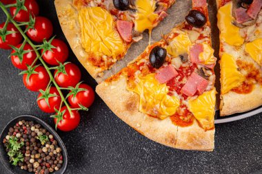 Pizza jambonu, mantar, zeytin, peynir aperatif sebze taze lezzetli gurme yemek arkaplanı masa rustik gıda üst görünümü fotokopi alanı