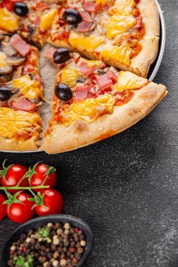 Pizza jambonu, mantar, zeytin, peynir aperatif sebze taze lezzetli gurme yemek arkaplanı masa rustik gıda üst görünümü fotokopi alanı