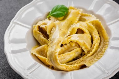 Pappardelle makarnası ana yemek aperatifi sebze tabağı taze gurme yemek arkaplanı masa rustik gıda üst görünümü fotokopi alanı