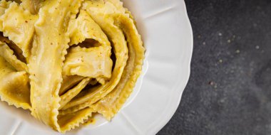 Pappardelle makarnası ana yemek aperatifi sebze tabağı taze gurme yemek arkaplanı masa rustik gıda üst görünümü fotokopi alanı