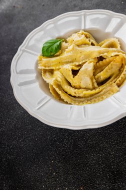 Pappardelle makarnası ana yemek aperatifi sebze tabağı taze gurme yemek arkaplanı masa rustik gıda üst görünümü fotokopi alanı